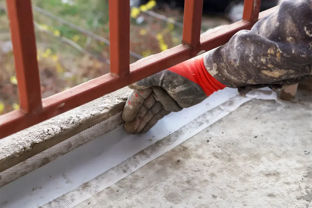 Impermeabilizzare il balcone o il terrazzo è fondamentale per evitare che l'acqua accumulata filtri in casa e crei macchie di umidità.