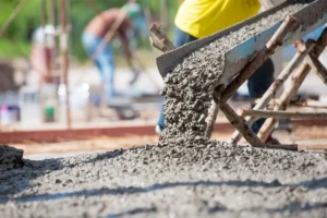Riciclare il cemento è possibile: riduce le emissioni, limita i rifiuti e apre la strada a un’edilizia più sostenibile e circolare nel lungo periodo.