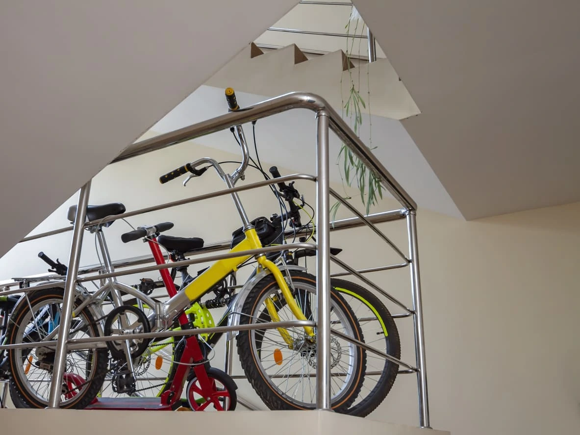 Il regolamento non può vietare genericamente l’utilizzo delle parti comuni del condominio. La Corte d’Appello di Napoli chiarisce limiti e diritti dei proprietari.