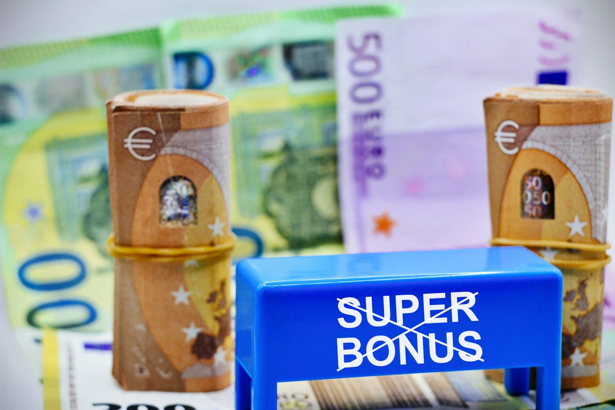 Il Tribunale di Ascoli Piceno stabilisce che il blocco dei crediti Superbonus non autorizza l'impresa ad abbandonare il cantiere. I dettagli dell'ordinanza.