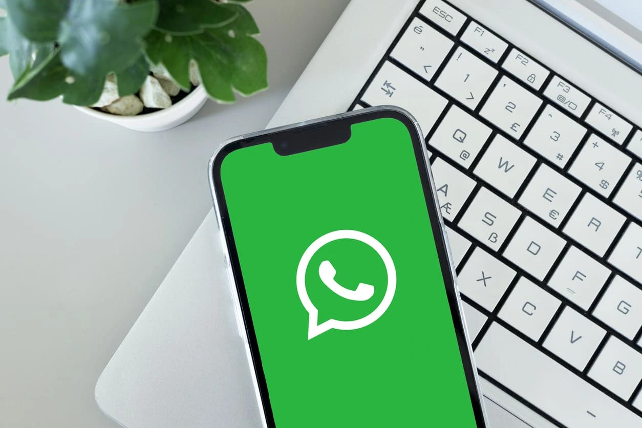 WhatsApp in condominio non è una zona franca. Limiti su privacy, morosità e foto secondo il Garante per la protezione dei dati personali.