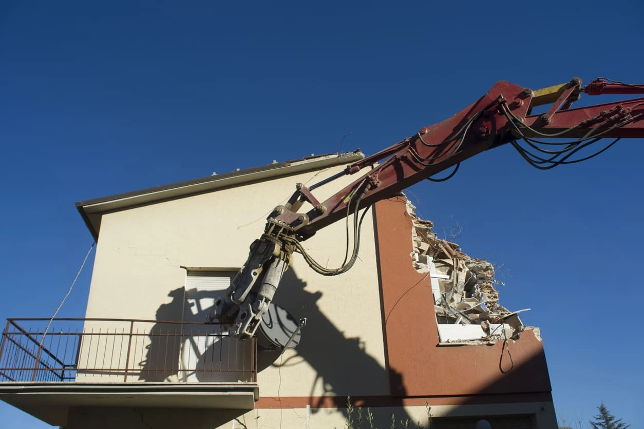 La sanatoria edilizia del Comune non annulla il rispetto delle distanze legali dai vicini. Il Tribunale della Spezia ordina la demolizione di un tetto rialzato: ecco cosa sapere.