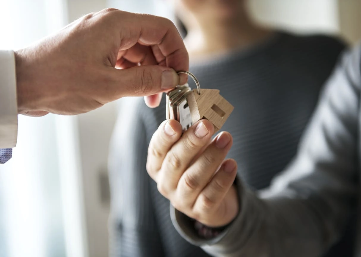 Chi vende un appartamento deve informare formalmente l’amministratore. Documenti necessari, responsabilità per le spese e aggiornamento dell’anagrafe condominiale.
