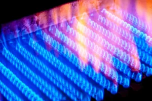 Il rincaro del gas pesa di più al Nord, dove i consumi medi sono più alti. Ecco come cambiano gli effetti tra Nord, Centro e Sud e cosa possono fare gli amministratori.