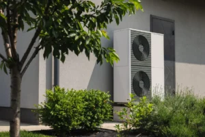 Un approfondimento pubblicato il 26 ottobre analizza l’integrazione tra pompa di calore, fotovoltaico e coinvolgimento dei condòmini. Ecco le verifiche da fare prima di proporre i lavori.