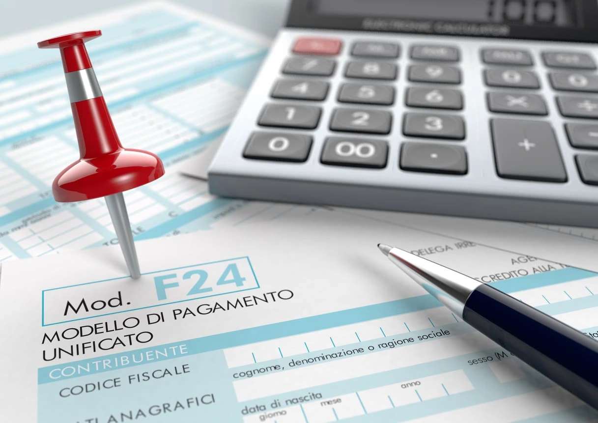 In scadenza il 16 ottobre 2026 il versamento delle ritenute condominiali. Regole per il 4% su appalti (soglia 500€), compensi professionali e codici F24.