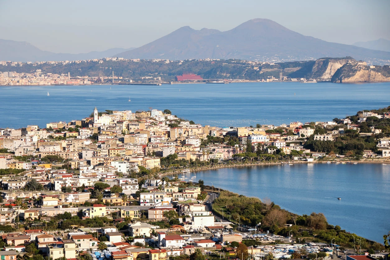 La legge n. 174/2026 chiarisce che le difformità edilizie nei singoli appartamenti non bloccano i contributi sismici condominiali ai Campi Flegrei. L'aiuto sale al 70%.